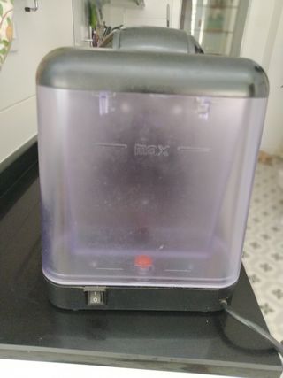 Cafetera Delta Q y dosificador de capsulas