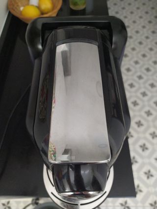 Cafetera Delta Q y dosificador de capsulas