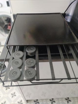 Cafetera Delta Q y dosificador de capsulas