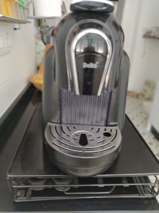 Cafetera Delta Q y dosificador de capsulas