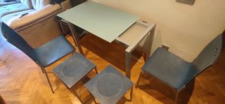 Mesa de cocina con 2 sillas y taburetes