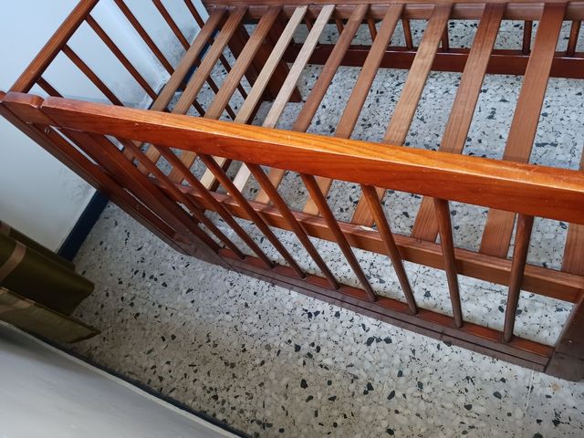 REGALO Cuna de madera. URGE.