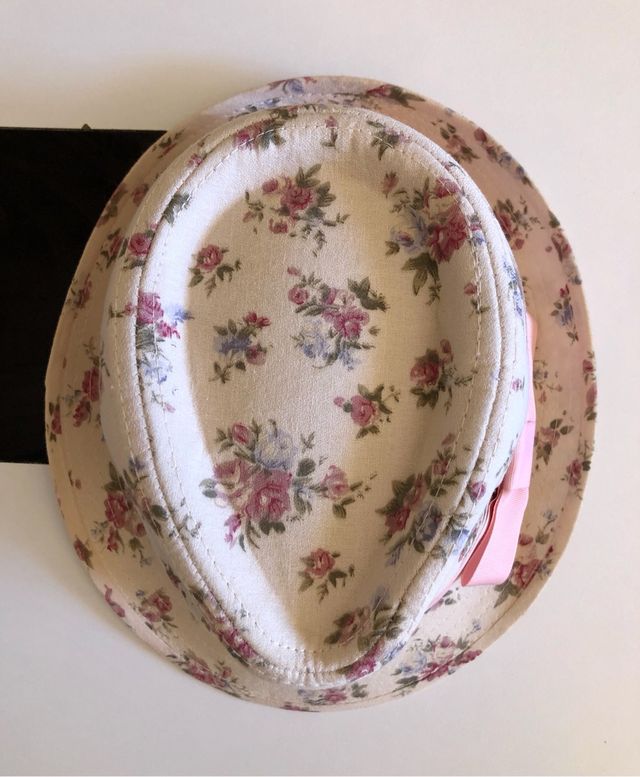 Sombrero de flores, Stradivarius.