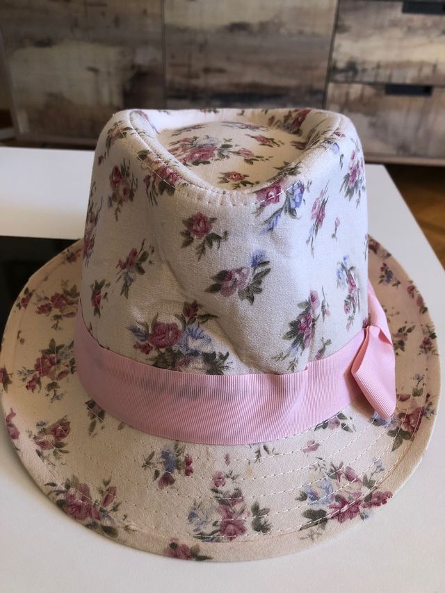 Sombrero de flores, Stradivarius.