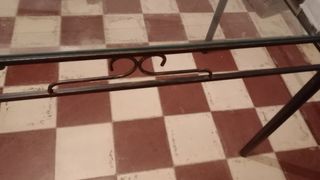 mesa de cristal y forja