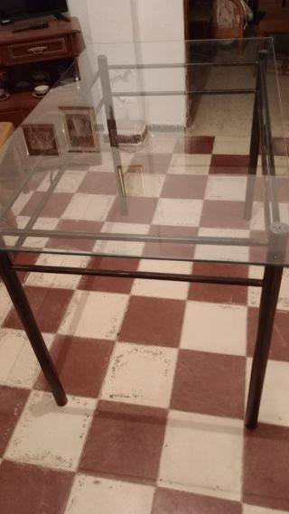 mesa de cristal y forja