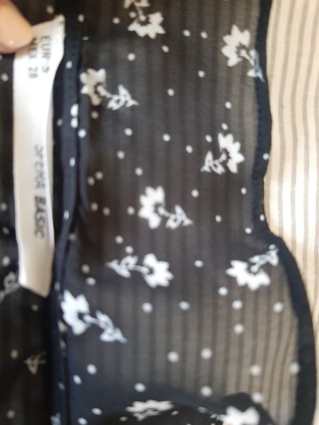 Camisa negra con flores y lunares blancos