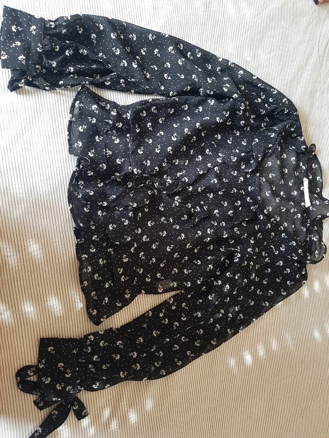 Camisa negra con flores y lunares blancos