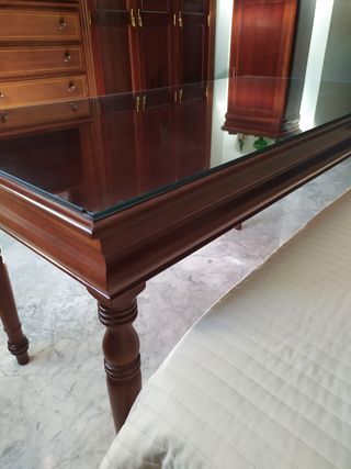 Mesa de escritorio de caoba barnizada
