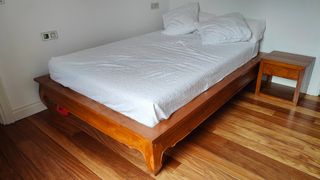Cama artesania balinesa de teca,colchon y mesillas