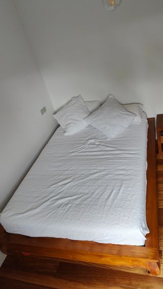 Cama artesania balinesa de teca,colchon y mesillas