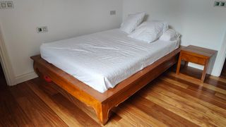 Cama artesania balinesa de teca,colchon y mesillas