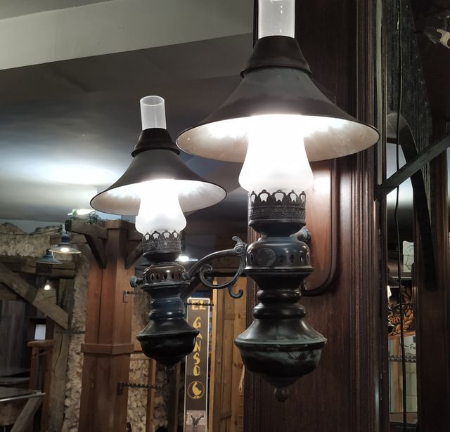 LAMPADA DA PARETE VINTAGE. LAMPADA ANTICA.