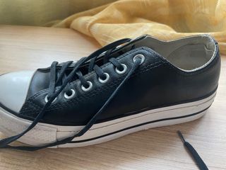 Converse negras de cuero y plataforma