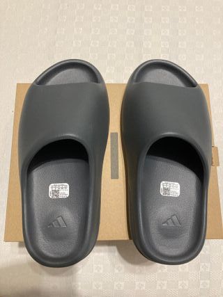 YEEZY SLIDE