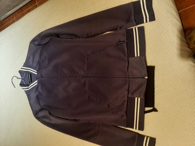 Chaqueta morada de Converse