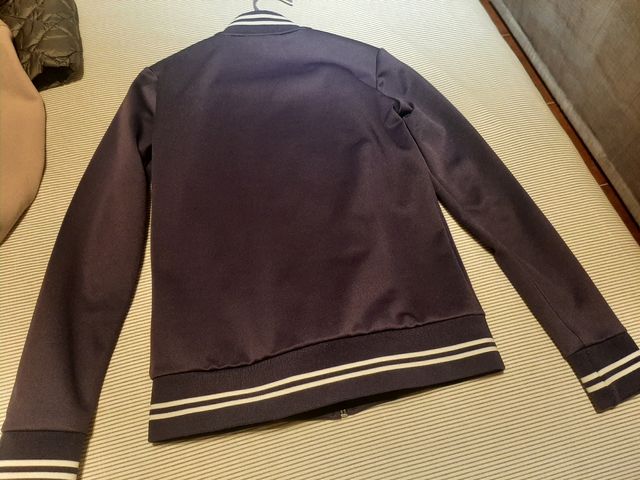 Chaqueta morada de Converse