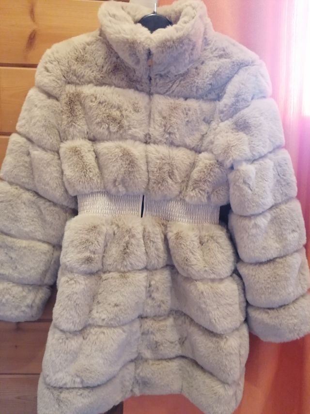 abrigo de pelo sintético. talla m pero no grande