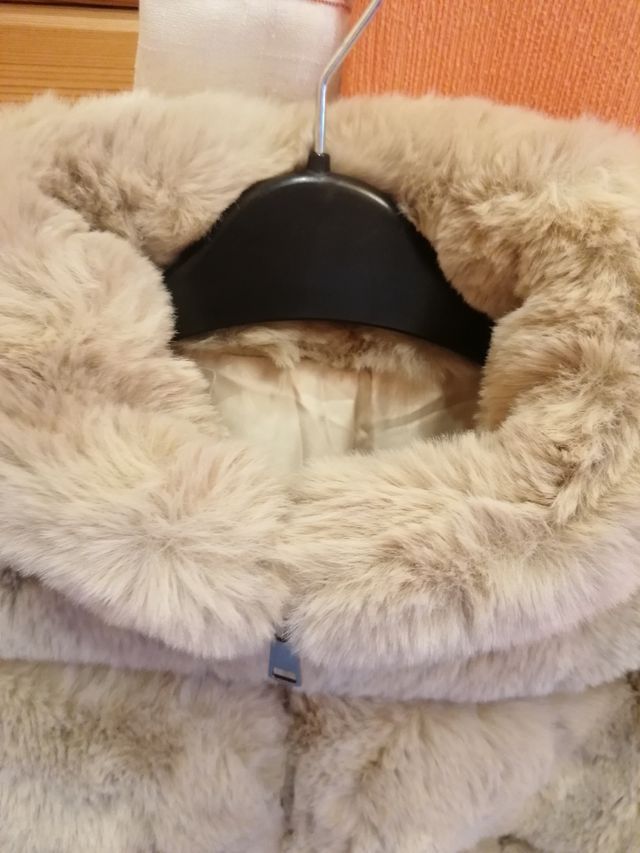 abrigo de pelo sintético. talla m pero no grande