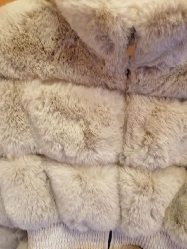 abrigo de pelo sintético. talla m pero no grande