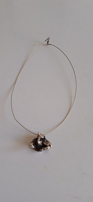 Colgante y medalla surrealista, todo en plata 925.