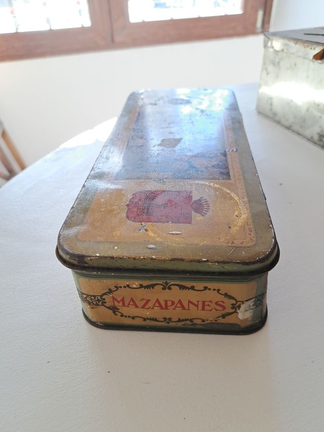 Antica scatola di latta di biscotti