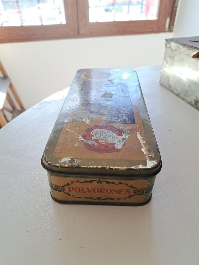 Antica scatola di latta di biscotti