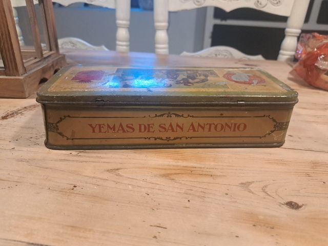 Antica scatola di latta di biscotti