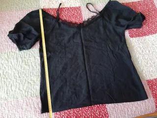 Blusa negra con encaje