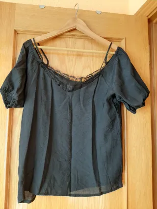 Blusa negra con encaje