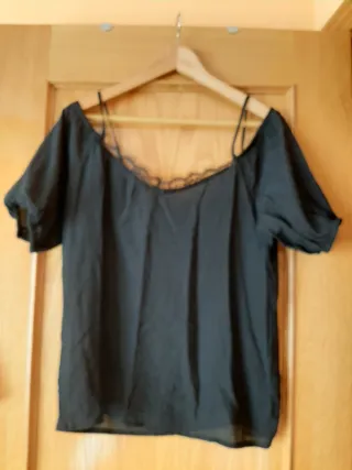 Blusa negra con encaje
