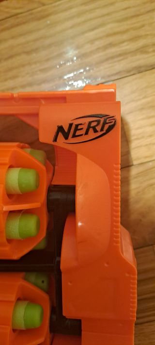 2 Pistolas Nerf. Doble cargador.
