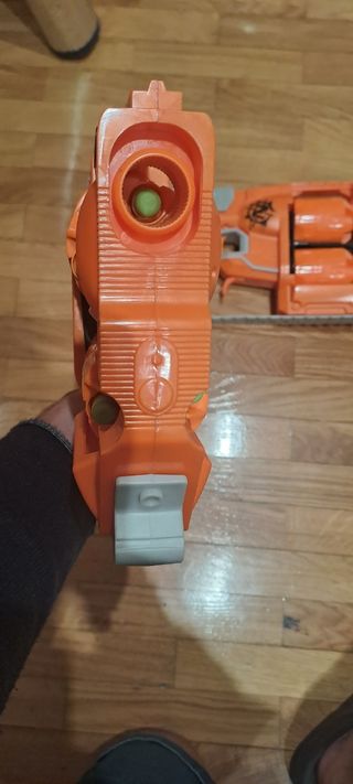 2 Pistolas Nerf. Doble cargador.
