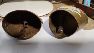 Dos cencerros antiguos cobre distintos