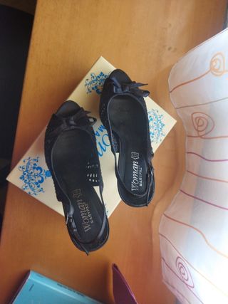 Zapato de tacón negro elegante