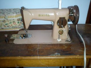 Máquina de coser antigua SINGER