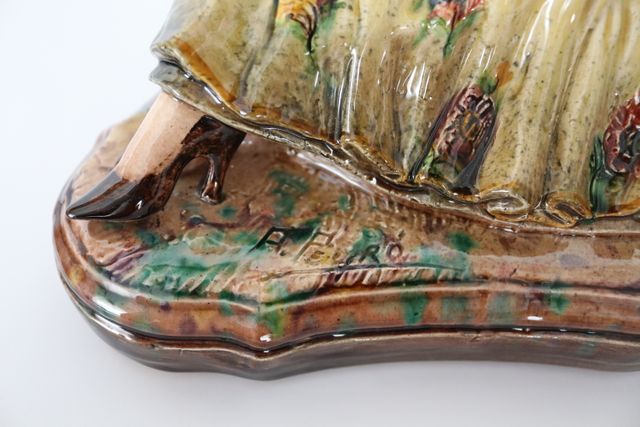 Figura de sevillana de cerámica de Antonio Peyró