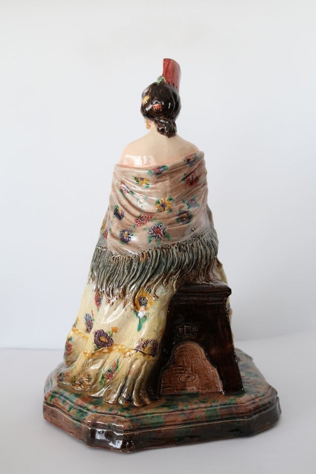 Figura de sevillana de cerámica de Antonio Peyró