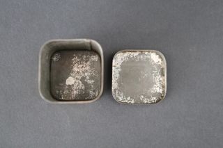 Cajita de hojalata antigua decorada y policromada