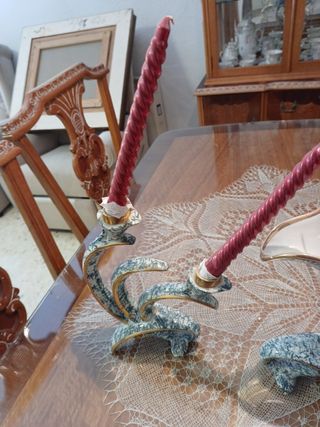 Candelabros y jarrón antiguos