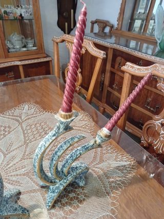 Candelabros y jarrón antiguos