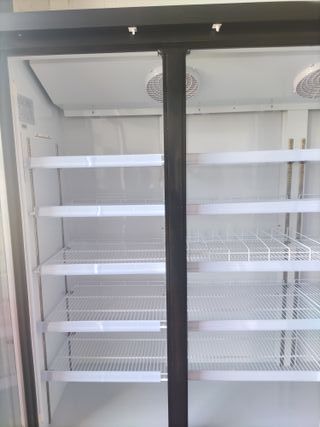 VITRINA MURAL CON PUERTAS DE SUPERMERCADO