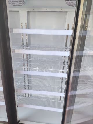 VITRINA MURAL CON PUERTAS DE SUPERMERCADO