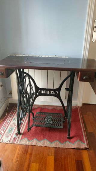 Mesa antigua maquina coser Wertheim