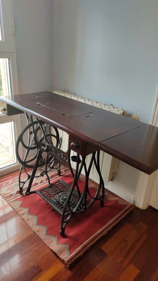 Mesa antigua maquina coser Wertheim