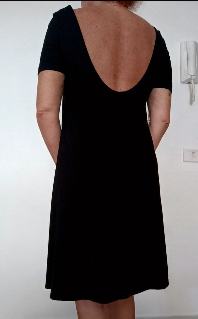 Vestito con spalla scoperta