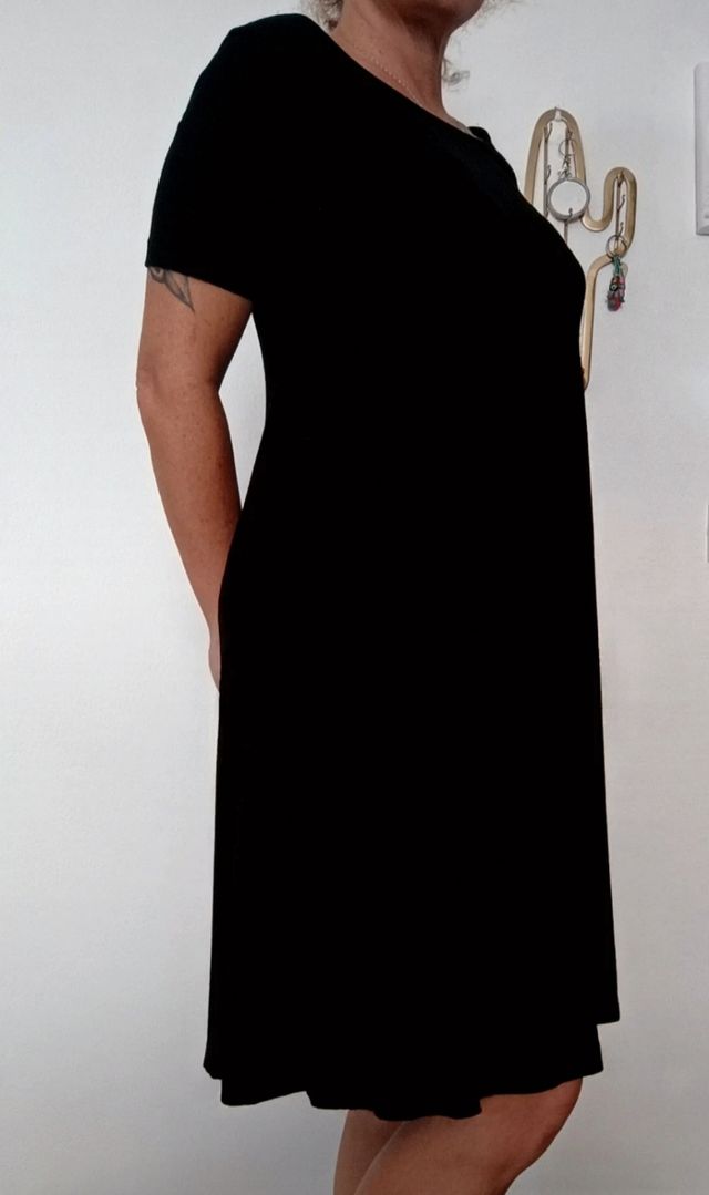 Vestito con spalla scoperta