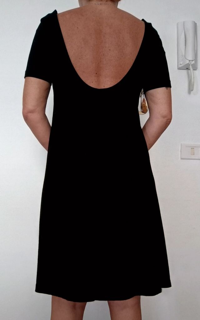 Vestito con spalla scoperta