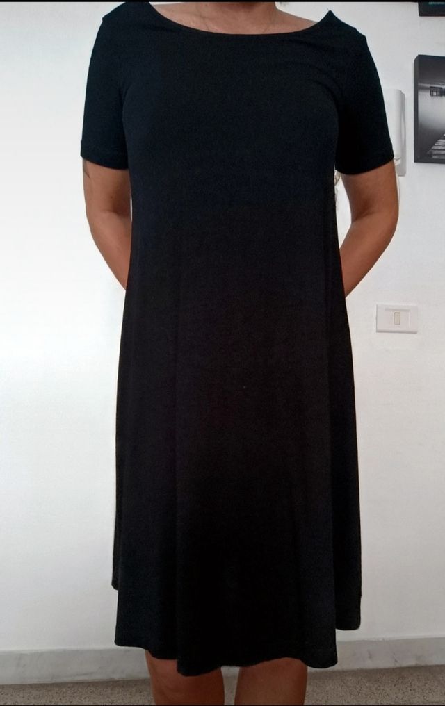 Vestito con spalla scoperta