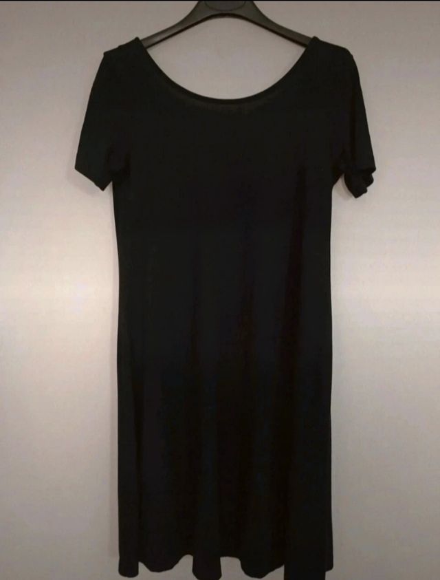 Vestito con spalla scoperta